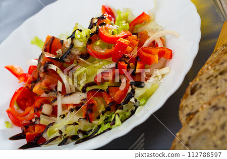 Light salad with fresh vegetables 112788597