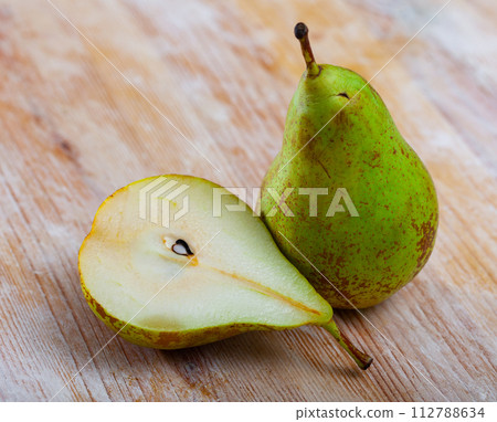 Appetizing ripe pears on a wooden table 112788634