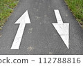 道路上繪製的箭頭 112788816