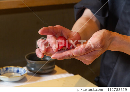 Making tuna sushi-1 112788859