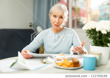 Senior woman counting budget 112789280