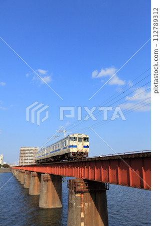 Local line, Oyodogawa bridge, vehicle type Kiha 40 series diesel car, Kiha 47 9056 and blue sky Local line, Oyodogawa bridge, vehicle type Kiha 40 series diesel car, Kiha 47 9056 and blue sky 112789312