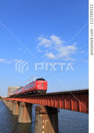 本地線、大淀川橋和車輛類型、Moha 484-278、RED EXPRESS 和藍天 112789313