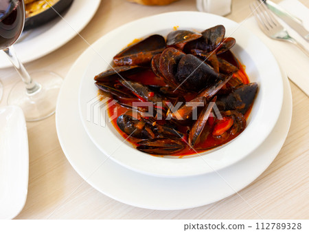 Moules a la marinera braised in vegetable sauce 112789328