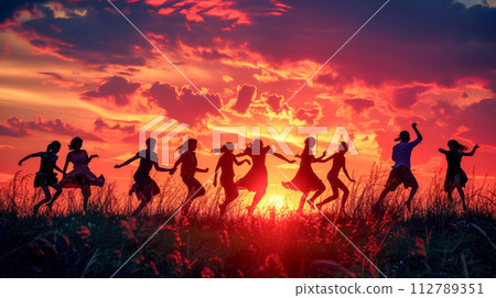 silhouettes of dancing people 112789351