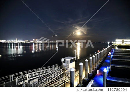 waterfront, wharf, nightscape 112789904