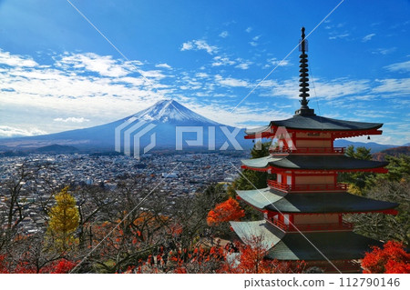 Mt. Arakura with autumn leaves, Chureito Pagoda and Mt. Fuji with fresh snow Mt. Arakura with autumn leaves, Chureito Pagoda and Mt. Fuji with fresh snow 112790146