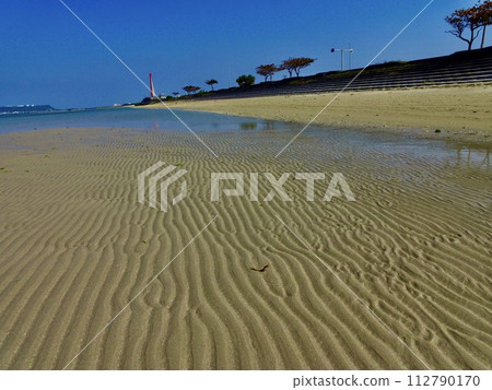 美麗的海灘(水下道路旁/沖繩縣宇流麻市) 美麗的海灘(水下道路旁/沖繩縣宇流麻市) 112790170