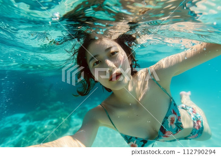 Japanese women playing in the sea in swimsuits (snorkeling, swimming, sea bathing) 112790294