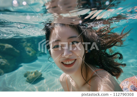 Japanese women playing in the sea in swimsuits (snorkeling, swimming, sea bathing) 112790308