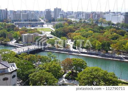 從折鶴塔眺望廣島和平紀念公園 從折鶴塔眺望廣島和平紀念公園 112790711