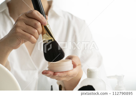 makeup brush powder 112790895