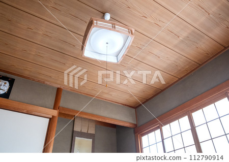 Japanese room lighting 112790914
