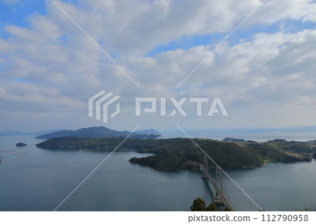 View of the islands in the Yatsushiro Sea seen from Nagashima Hario Park 112790958