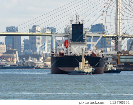 貨船駛入大阪港天保山 112790991