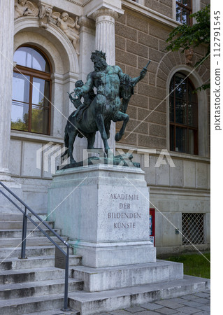 Sculpture in front of the Vienna Academy of Arts 112791545