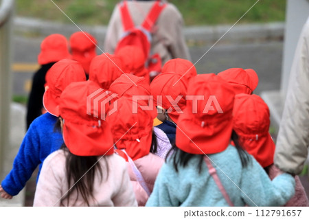 幼兒園小朋友散步的圖片 幼兒園小朋友散步的圖片 112791657