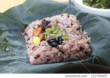 Korea food. lotus leaf rice 112793045