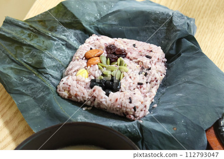 Korea food. lotus leaf rice 112793047