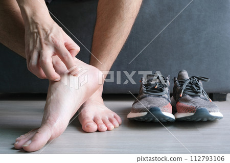 Men wear canvas shoes, he scratches legs and feet with itchy skin. Caused by of shoes Men wear canvas shoes, he scratches legs and feet with itchy skin. Caused by of shoes 112793106