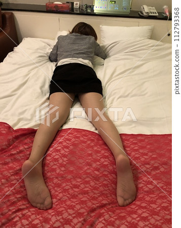 穿著絲襪的美腿辦公室女士 112793368