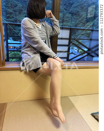 穿著絲襪的美腿辦公室女士 穿著絲襪的美腿辦公室女士 112793372