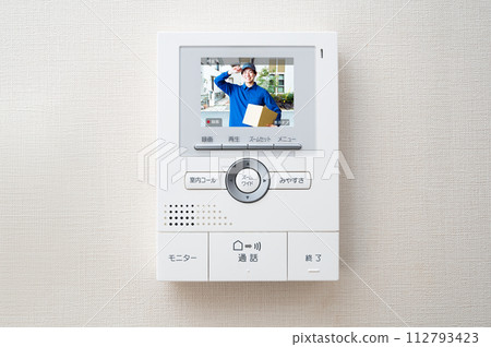 門鈴監視器上出現了一個人，整個裝置上沒有時間顯示。 112793423