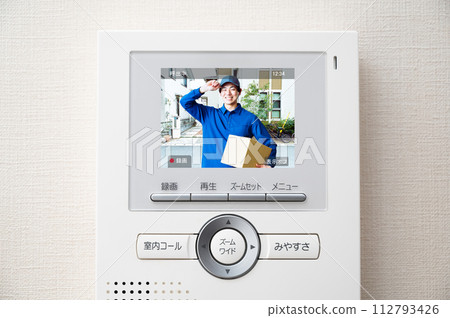 門鈴監視器上出現一名男子/顯示時間12:34版本 門鈴監視器上出現一名男子/顯示時間12:34版本 112793426
