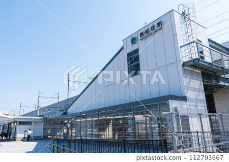 晴朗的藍天和當地城市的新車站西松戶站 | 車站正面圖片 | 石川縣白山市 112793667