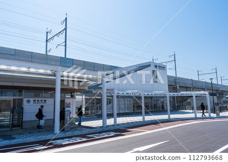 晴朗的藍天和當地城市的新車站西松戶站 | 車站正面圖片 | 石川縣白山市 112793668