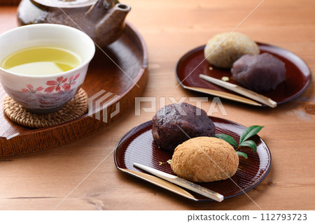 代表日本的日式點心“萩” 代表日本的日式點心“萩” 112793723