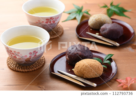 代表日本的日式點心“萩” 代表日本的日式點心“萩” 112793736