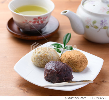 代表日本的日式點心“萩” 代表日本的日式點心“萩” 112793772