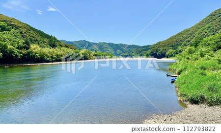 The fresh green Shimanto River shines against the clear blue sky in May (upstream of Takase Chinka Bridge) (Shimanto City, Kochi Prefecture) 112793822