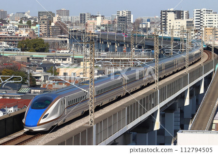 Joetsu Shinkansen / Hokuriku Shinkansen E7 series (follow shot) 112794505