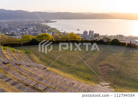 [Nagano Prefecture] Sunset over Lake Suwa and view of Tateishi Park 112794584