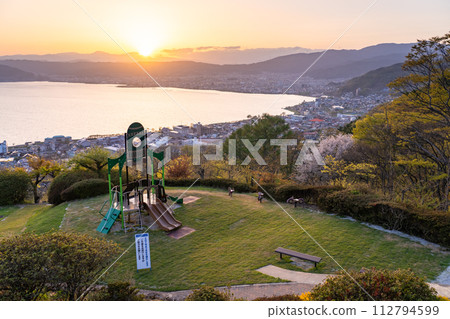 [Nagano Prefecture] Sunset over Lake Suwa and view of Tateishi Park 112794599