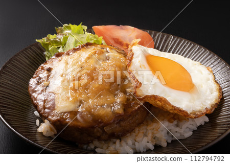 Cheese hamburger bowl (loco moco) 112794792