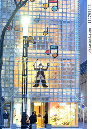 銀座晴海街品牌店玻璃牆上的時尚壁畫 銀座晴海街品牌店玻璃牆上的時尚壁畫 112795343