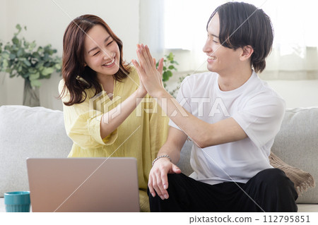 一個男人和一個女人一起看電腦 112795851