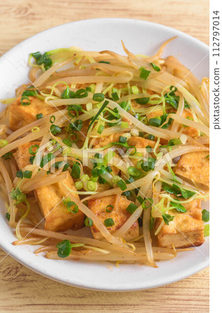 Fried tofu and bean sprouts Fried tofu and bean sprouts 112797014