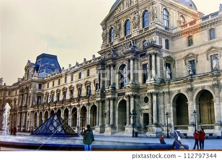 Louvre Museum Louvre Museum 112797344