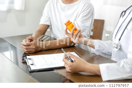 Female doctors who treat patients make an appointment to listen to the results after a physical examination explain medical information and diagnose the disease. Medical concepts and good health Female doctors who treat patients make an appointment to listen to the results after a physical examination explain medical information and diagnose the disease. Medical concepts and good health 112797957