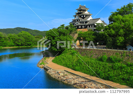 [岡山縣] 晴天的岡山城和旭川（令和大整修後） 112797995