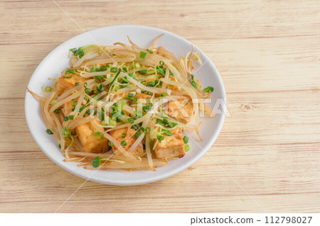 Fried tofu and bean sprouts Fried tofu and bean sprouts 112798027