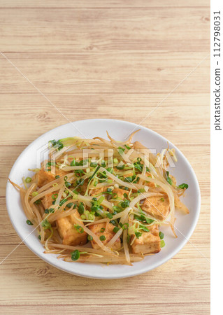 Fried tofu and bean sprouts Fried tofu and bean sprouts 112798031