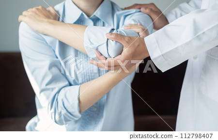 Female physiotherapists assist women patients with elbow injuries and examine patients in rehabilitation centers. Physiotherapy concepts Female physiotherapists assist women patients with elbow injuries and examine patients in rehabilitation centers. Physiotherapy concepts 112798407