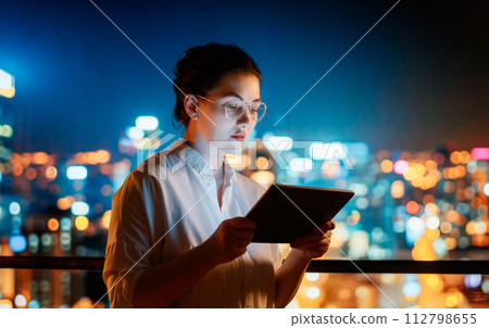 businesswoman working on tablet pc 112798655