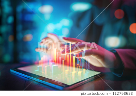 Office woman with tablet pc 112798658