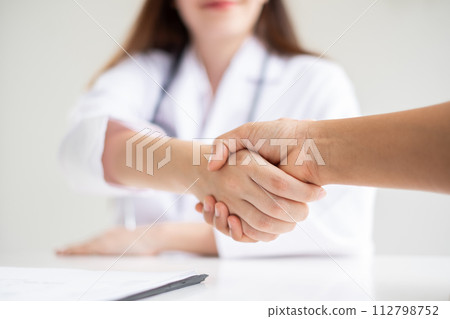 doctor and patient shake hands in the hospital after finishing treatment. health care concept 112798752